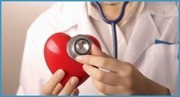 medico con un cuore e uno stetoscopio in mano